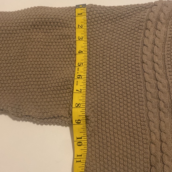 Vintage London Fog V neck cable knit sweater - Picture 8 of 9